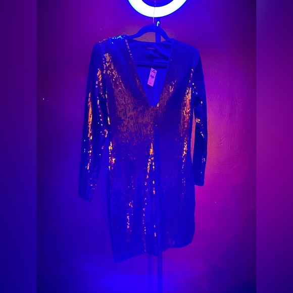 Sequin mini dress with strong shoulders - Picture 5 of 6